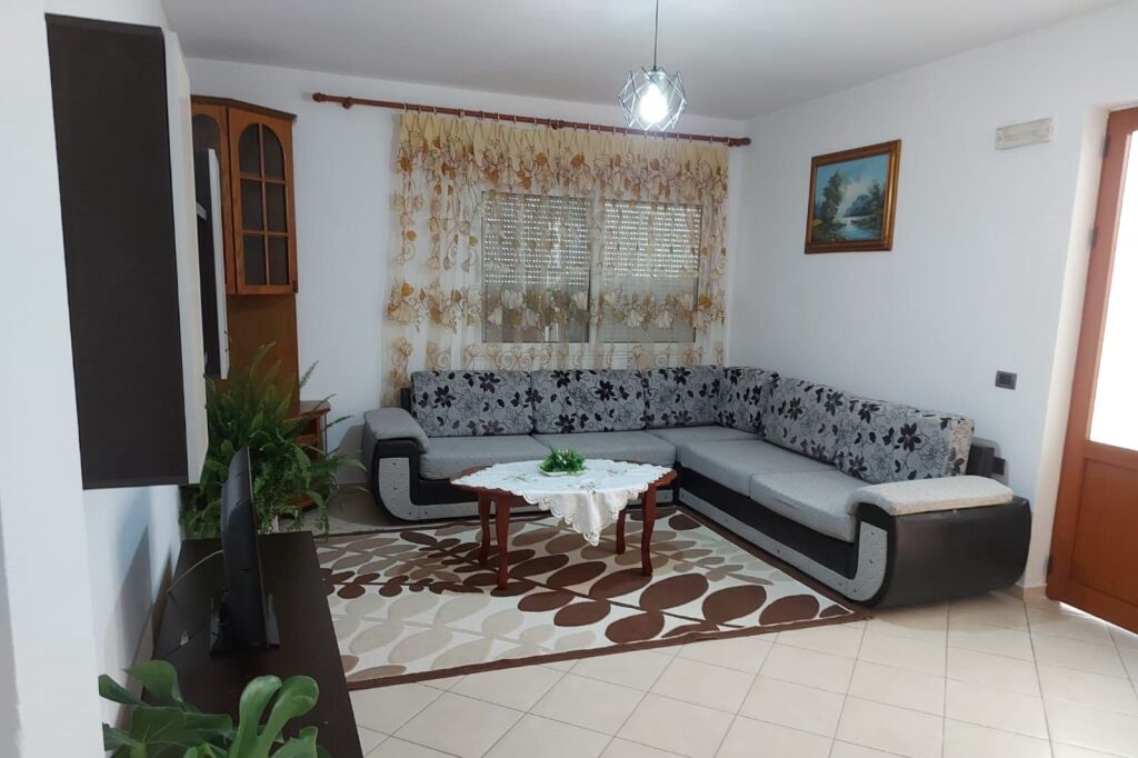 Qera | Shtëpi private 2 + 1 | Bulevardi i Ri | 500 €/muaj