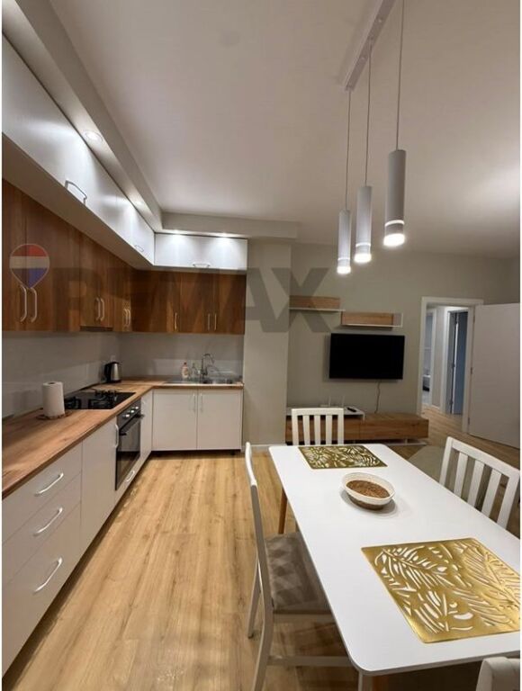 Apartament 2+1, Astir