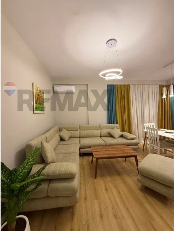 Apartament 2+1, Astir