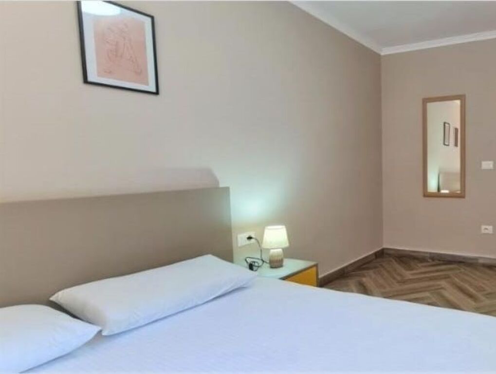 Appartamento 1+1 in vendita in Via Muhamet Gjollesha, vicino all'incrocio di 21 Dhjetori, Via Kavaja, Via Myslym Shyri.