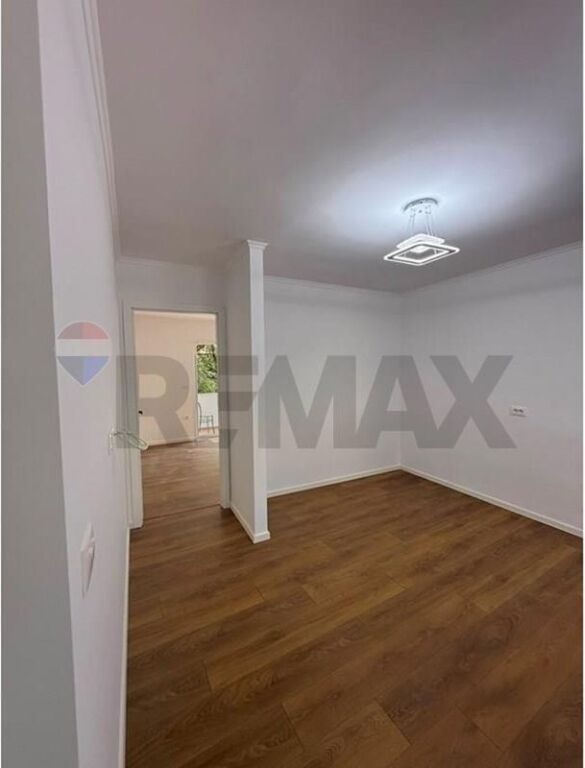 Shitet Apartament 1+1, Xhamllik