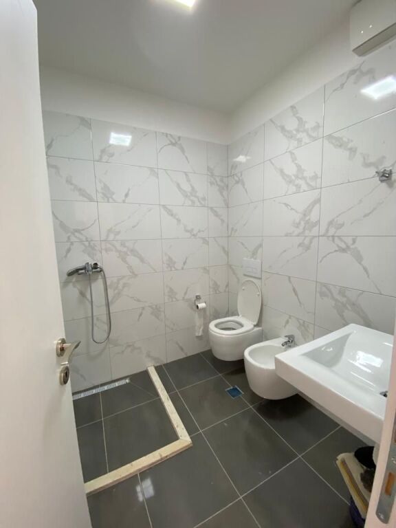 🏡 Apartament 2+1+2 me qera  📍Rezidenca Turdiu   🏢 Kati 5  🛗 Me ashensor  📐 Sipërfaqja: 120m² 🌿 Me ballkon   💰 Çmimi: 75.000 Lekë/Muaj  📩 Për më shumë informacion ose për një vizitë në pronë, kontaktoni.