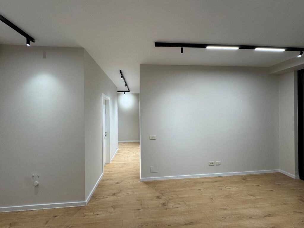 Ambient Biznesi/Apartament Bosh me Qera Rruga Mine Peza, Prane Prokurorise