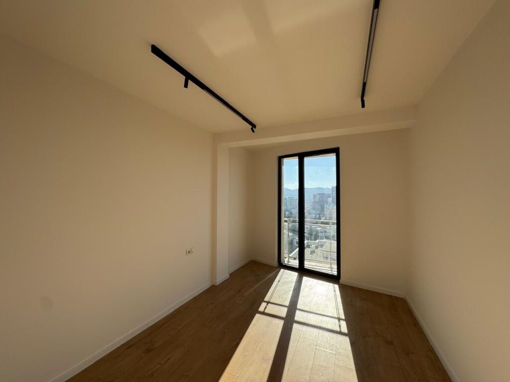 Ambient Biznesi/Apartament Bosh me Qera Rruga Mine Peza, Prane Prokurorise