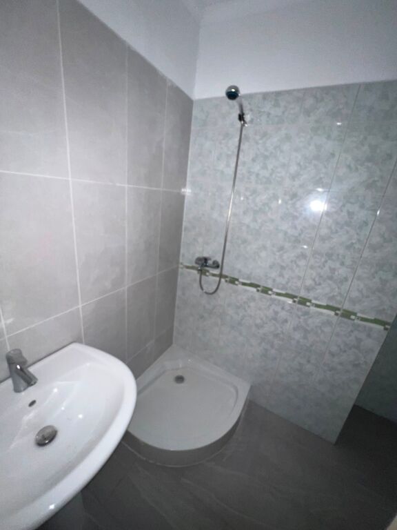 Shitet apartament 2+1 në Fresk  Siperfaqja totale: 73m2 Kati: 1 (banim) Mundësi blerje me kredi   Vendodhja: Pranë Restorant Freskut Cmimi: 12,500,000 Lekë