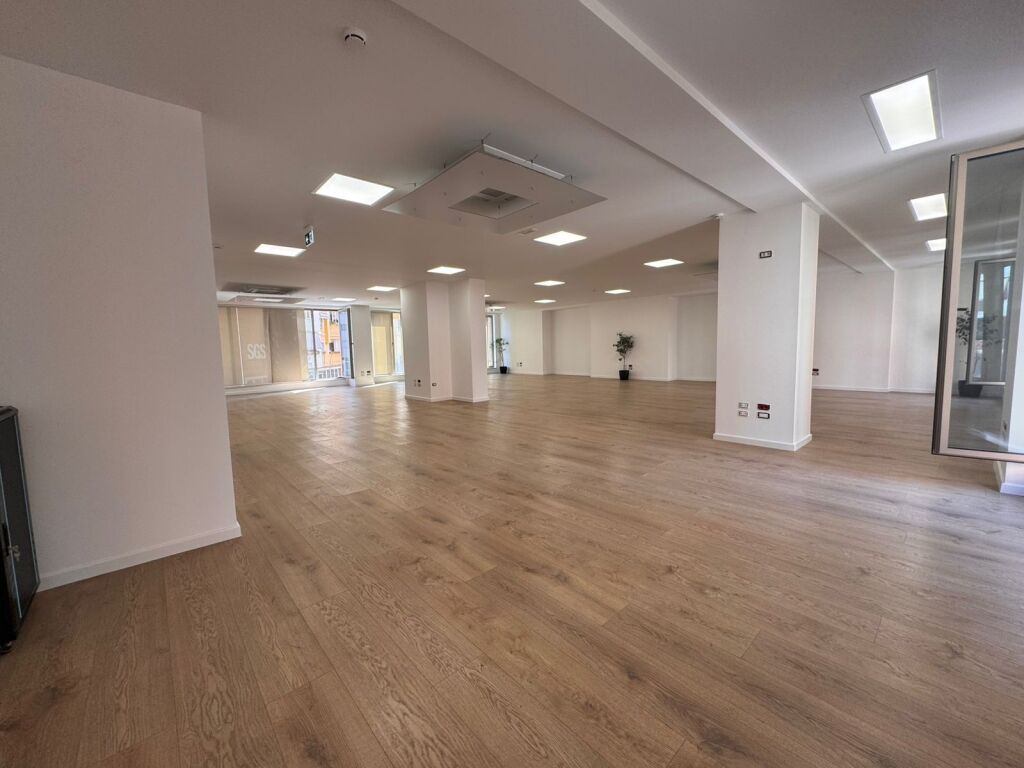 UFFICIO IN AFFITTO  580M2 COMPLESSO DELIJORGJI
