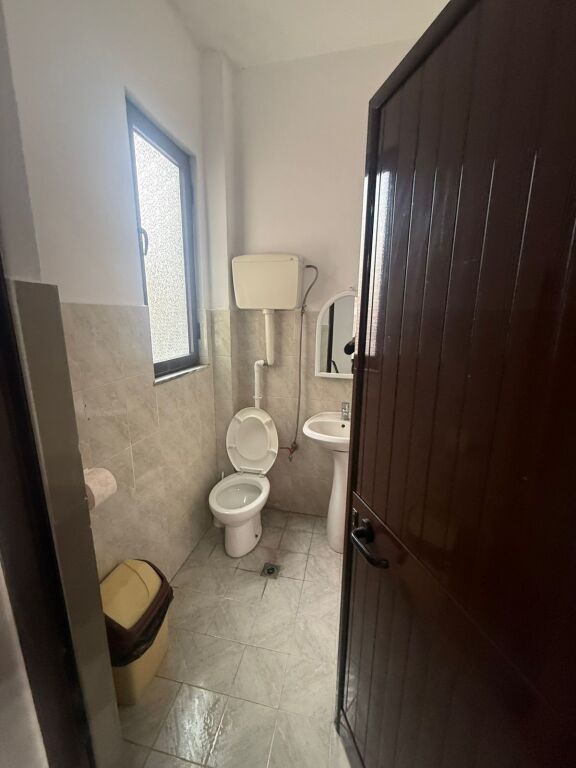Jepet me qera zyre 35 m2 perballe Parlamentit ne Qender !