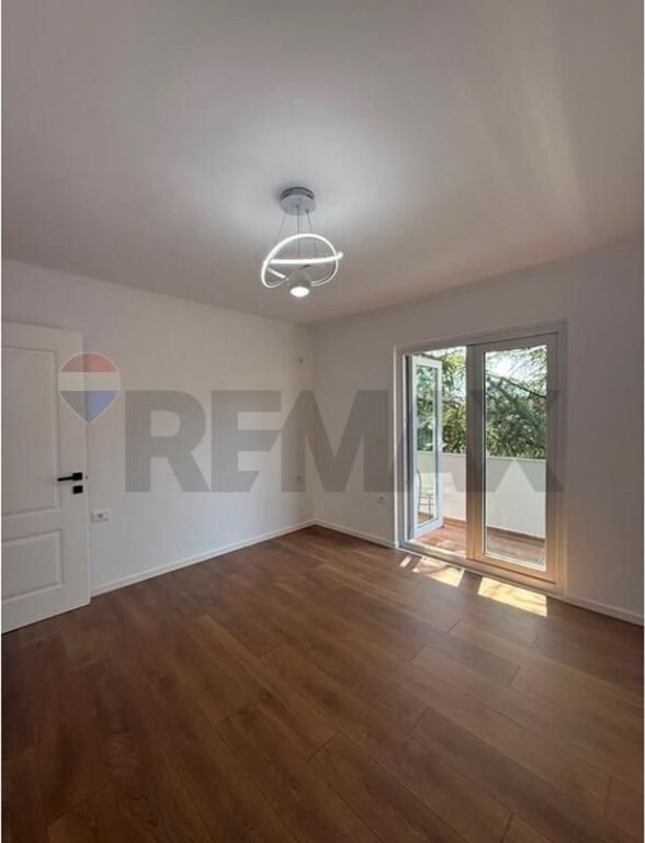 Shitet Apartament 1+1, Xhamllik