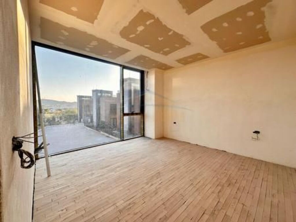 In vendita, Villa nella Residenza Roses, vicino al Lago Farka