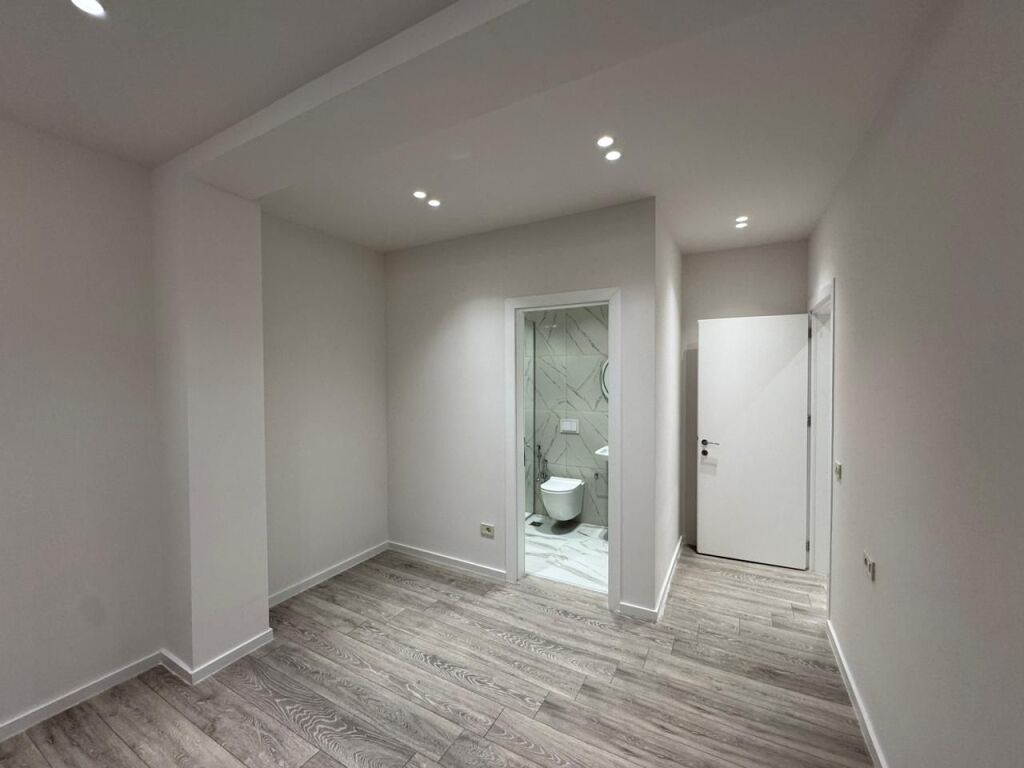 Ambient Biznesi/Apartament Bosh me Qera Rruga Mine Peza, Prane Prokurorise ID 5361