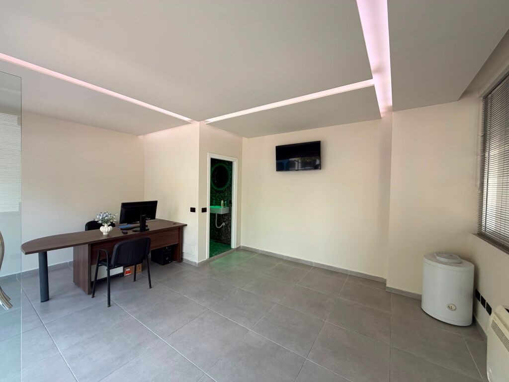 Shitet Ambjent Biznesi dhe 3 Apartamente ne Plazh