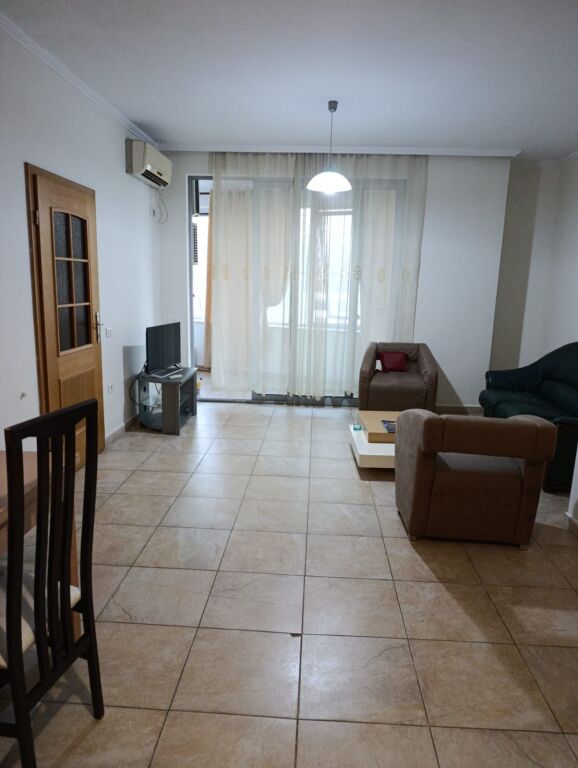🏠 Appartamento 1+1 in affitto – Zogu i Zi  Appartamento 1+1 in affitto nella zona di Zogu i Zi, in un edificio nuovo con ascensore.  📍 Zogu i Zi, Tirana 🏢 7° piano 📐 Superficie: 73 m² 🛋️ Appartamento organizzato con spazi ampi 🛗 Edificio nuovo con ascensore 💰 Affitto: 55.000 lek/mese  📞 Per maggiori informazioni e per visitare, contattare in privato.