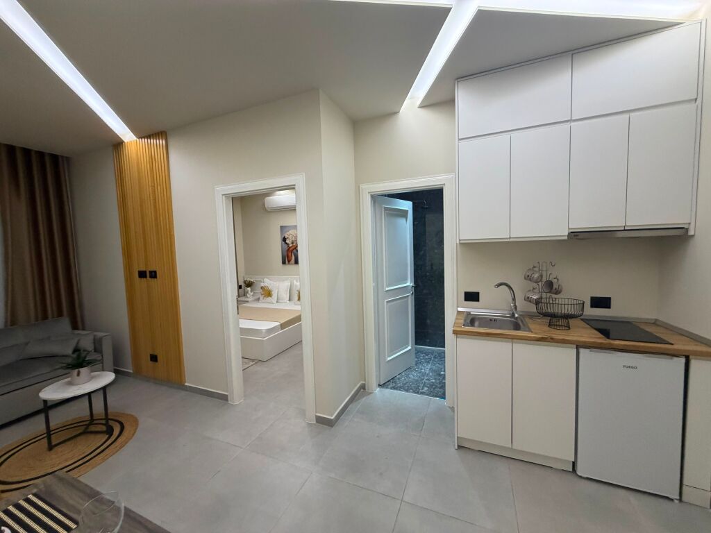 Shitet Ambjent Biznesi dhe 3 Apartamente ne Plazh