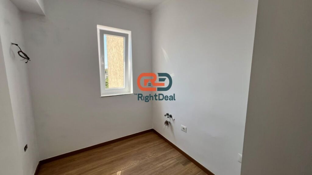 Tek Medreseja, Buze Rruge, Shitet Apartament 1+1 I Investuar!!!