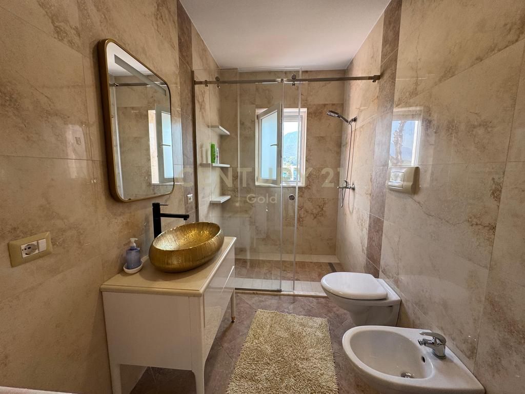 Attico 2+1 con camino e veranda a Fresk in affitto 🏡🔥