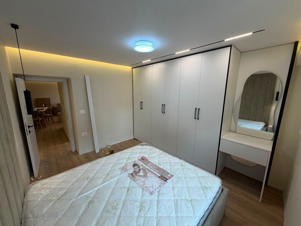 🏡 Shitet apartament 1+1, me verandë dhe parkim të sigurt përpara