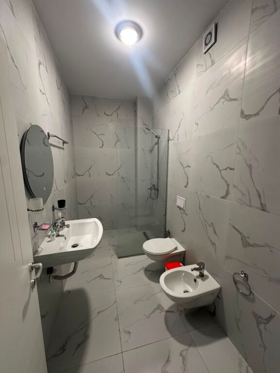 SUPER APARTAMENT 3+1+2 ME QIRA – RRUGA E KAVAJËS