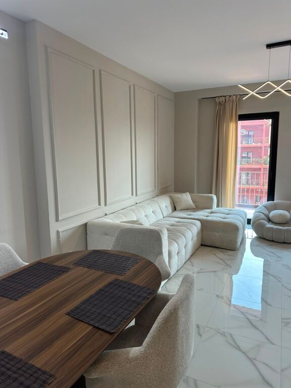 SUPER APARTAMENT 3+1+2 ME QIRA – RRUGA E KAVAJËS