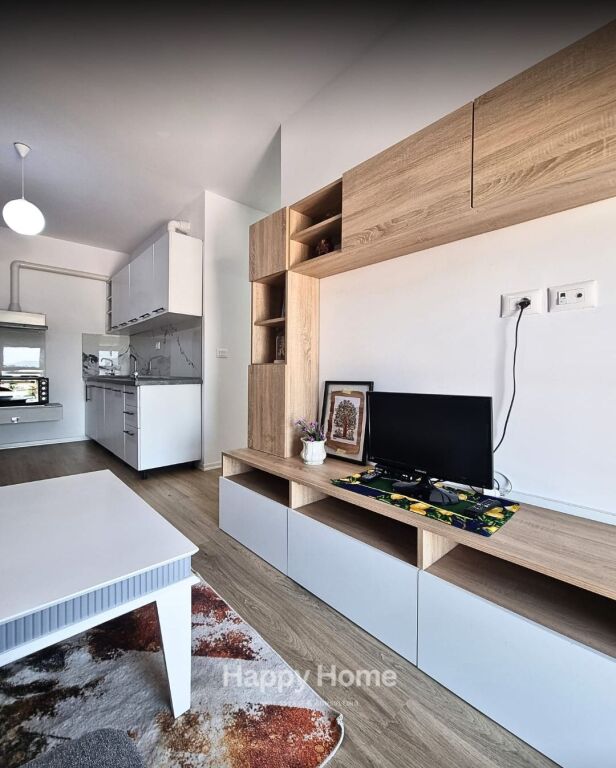 Esclusivo, affittasi appartamento 1+1 in Sheshi I Xhamllikut, Tirana. Costruzione di qualità, L'appartamento si trova in una posizione fantastica,  