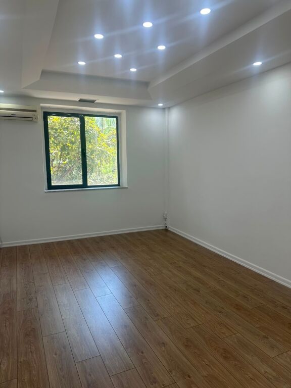 Locale commerciale in affitto Centro Blv Zogu i Pare 1300€