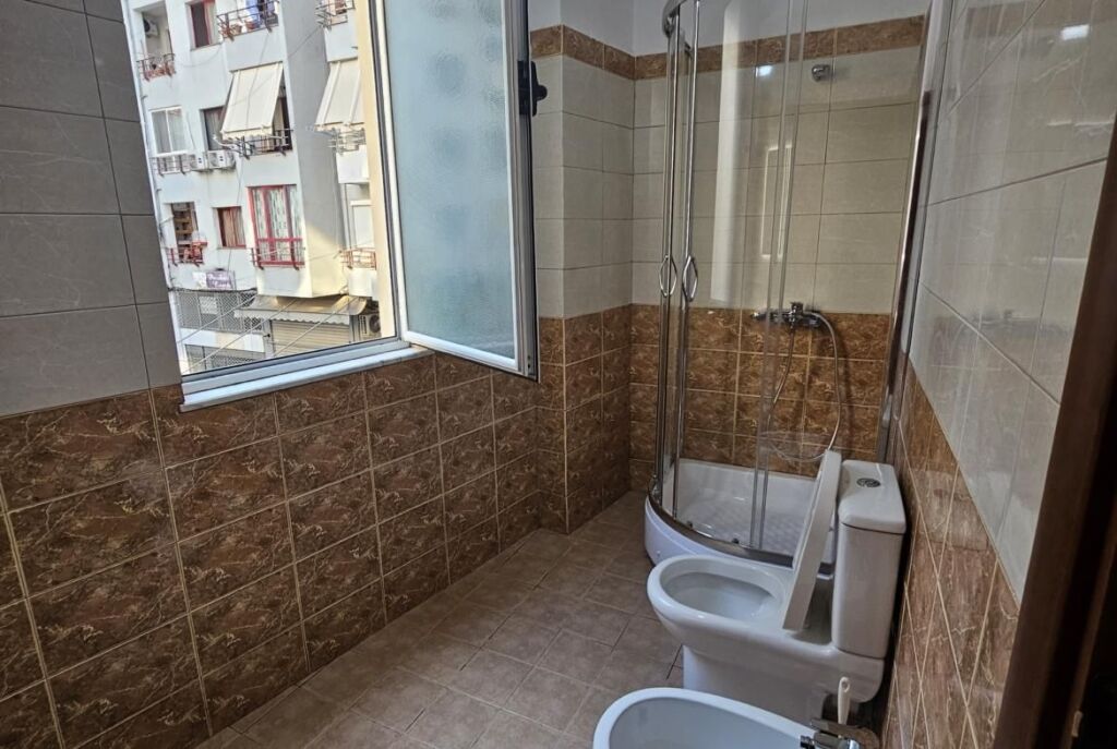 A Yzberisht, vicino ai Palazzi Çabej, si affitta appartamento 2+1!