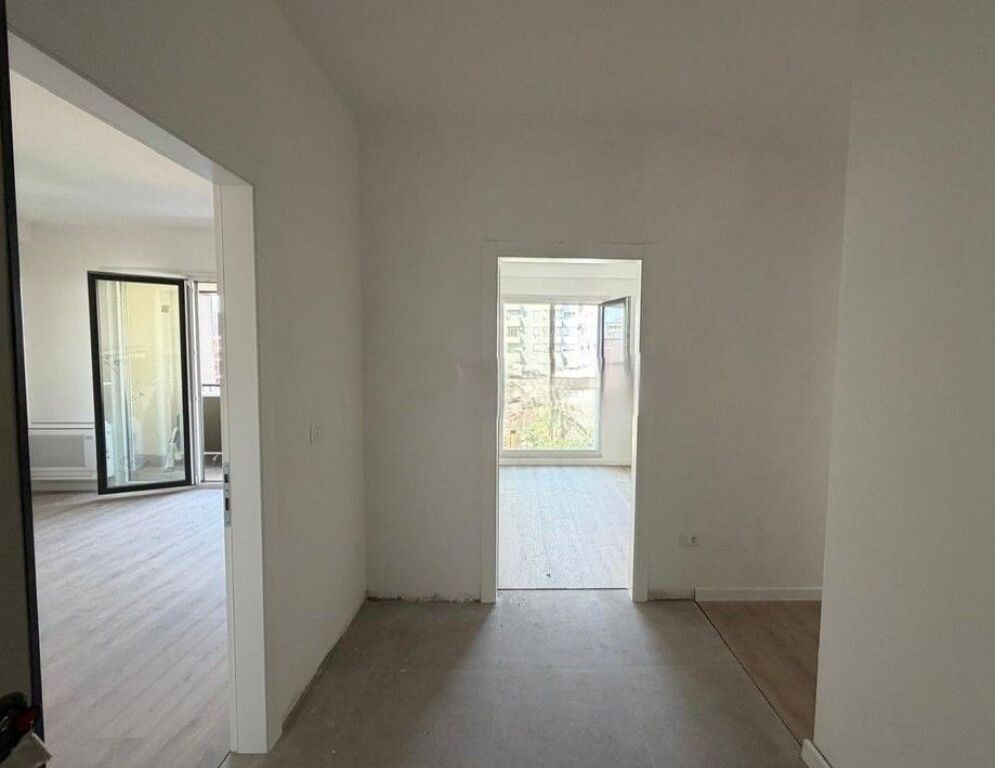 Jepet me Qira Ambient për Zyra – Pazari i Ri 1,200 € /Muaj