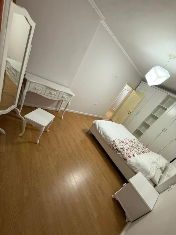 AFFITTASI 2+1+2 STAZIONE DEL TRENO 110.000 LEKE TRATTABILE
