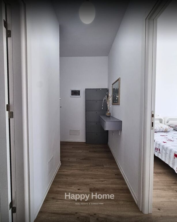 Esclusivo, affittasi appartamento 1+1 in Sheshi I Xhamllikut, Tirana. Costruzione di qualità, L'appartamento si trova in una posizione fantastica,  