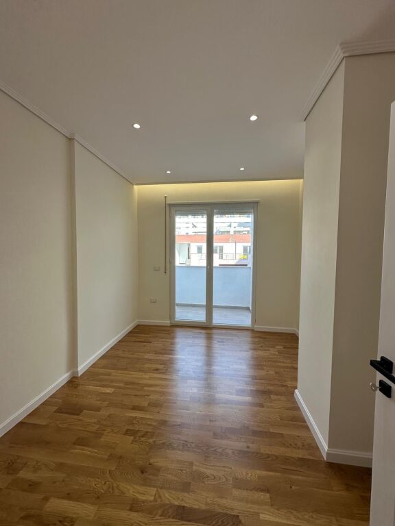 Shitet apartament 2+1 per qera Fresk !