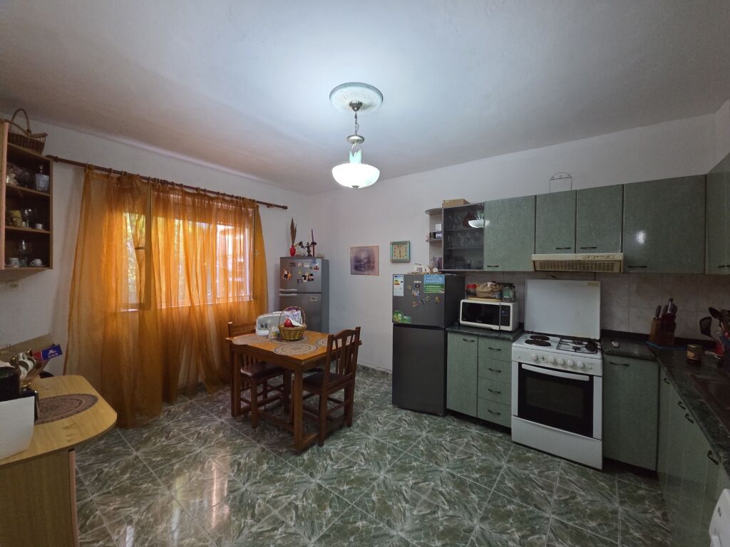 Shitje, Shtepi Private Bulevardi Bajram Curri
