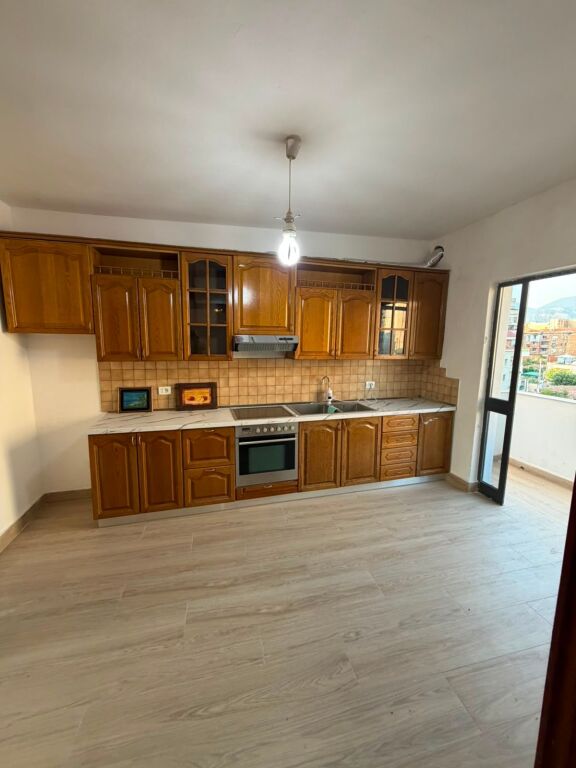 Jepet apartament 2+1+Kuzhine e vecuar (per banim apo per zyre) tek Rruga e Barrikadave .