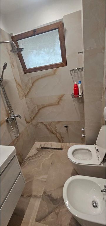 Vilë 2+1 Me Qira në Ali Demi,Rruga Idriz Dollaku Tiranë - 80.000LEKE | 180 m²