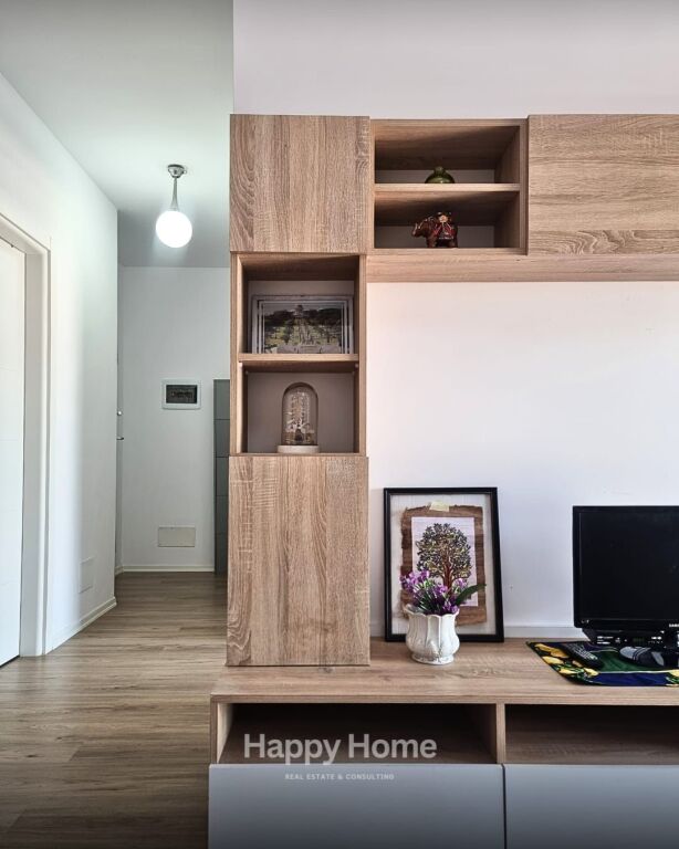 Esclusivo, affittasi appartamento 1+1 in Sheshi I Xhamllikut, Tirana. Costruzione di qualità, L'appartamento si trova in una posizione fantastica,  