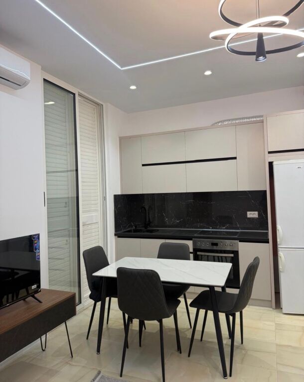 Kodra e Diellit pranë njësisë administrative, jepet me qira apartament 1+1 55.000 Lek