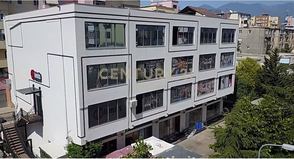 Locale commerciale in affitto 450m2, Irfan Tomini