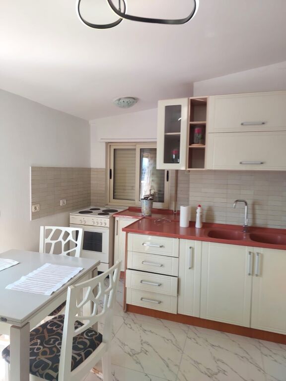 Apartament 2+1 per qira perballe Kompleksit Delijorgji, Rruga e Kavajes