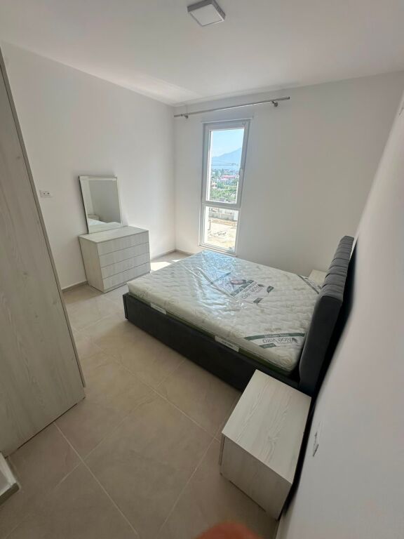 Shitet apartament 2+1 tek Univers City i mobiluar.