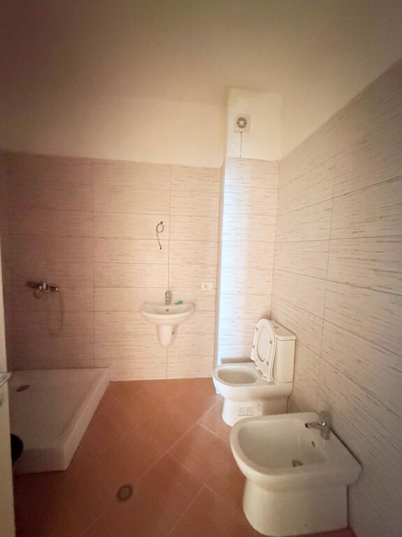 SHITET APARTAMENT 2+1+2 NE ZONEN E ISH URT, DURRES