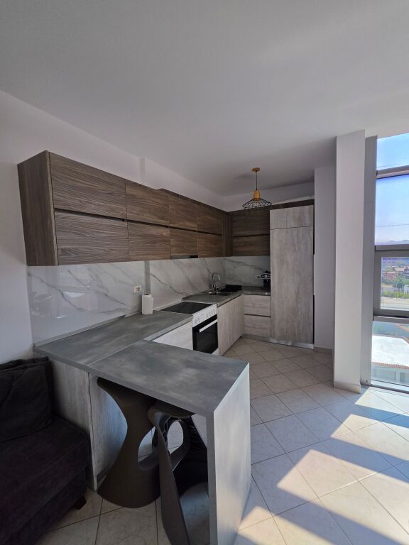 🏡 Apartament 2+1 me qera  📍Ish Dogana, pranë karburant Kastrati   🏢 Kati 5  🛗 Me ashensor  🛋️ I mobiluar  📐 Sipërfaqe: 108m² 🌿 Me ballkon   💰 Çmimi: 60.000 Lekë/Muaj  