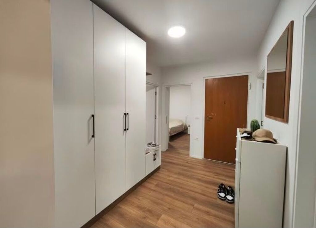 Jepet me qira 3+1+2 tualete prane Pazarit te Ri,🏷️75.000Leke