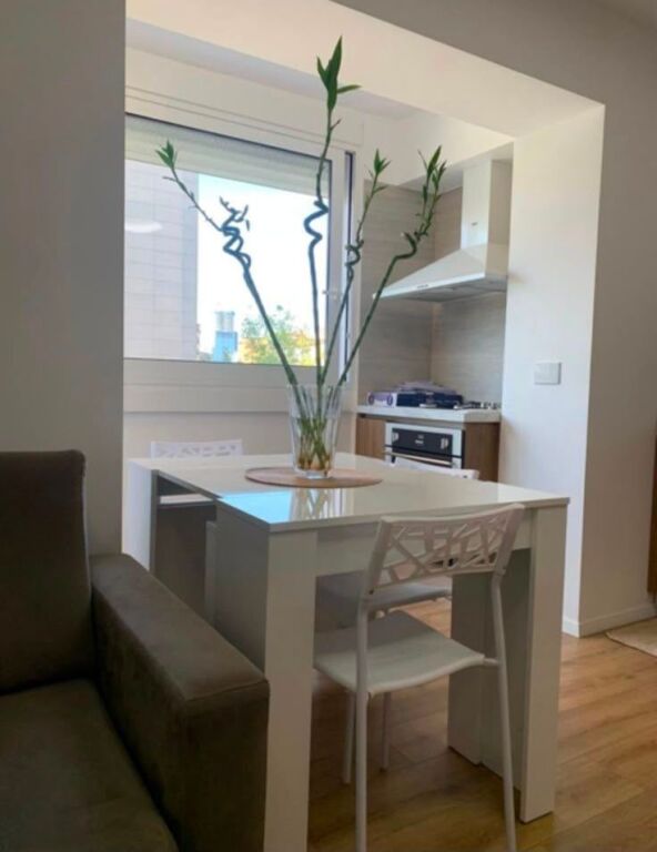 Jepet me qira 3+1+2 tualete prane Pazarit te Ri,🏷️75.000Leke