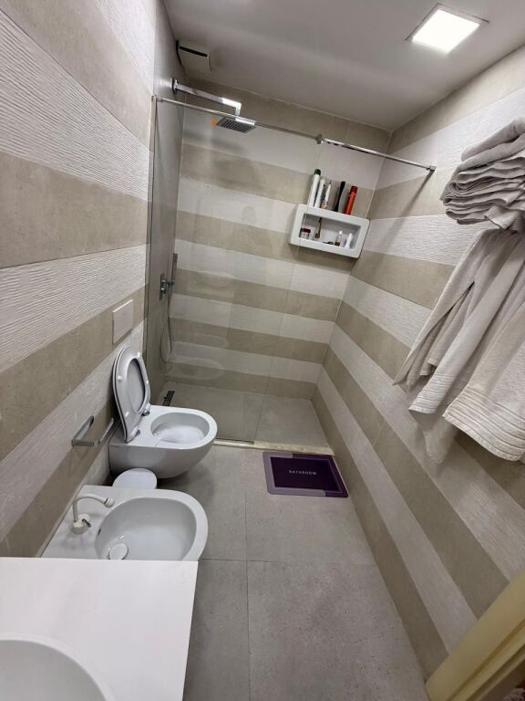 AFFITTASI 2+1+2 STAZIONE DEL TRENO 110.000 LEKE TRATTABILE