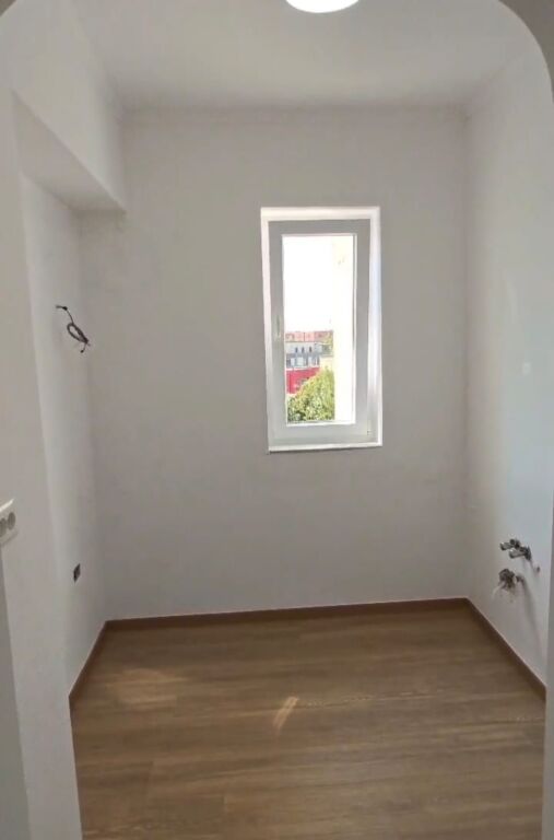 Shitet apartament 1+1+Ambient Gatimi tek Medreseja , Rruga 5 Maji , Rruga e Dibres .