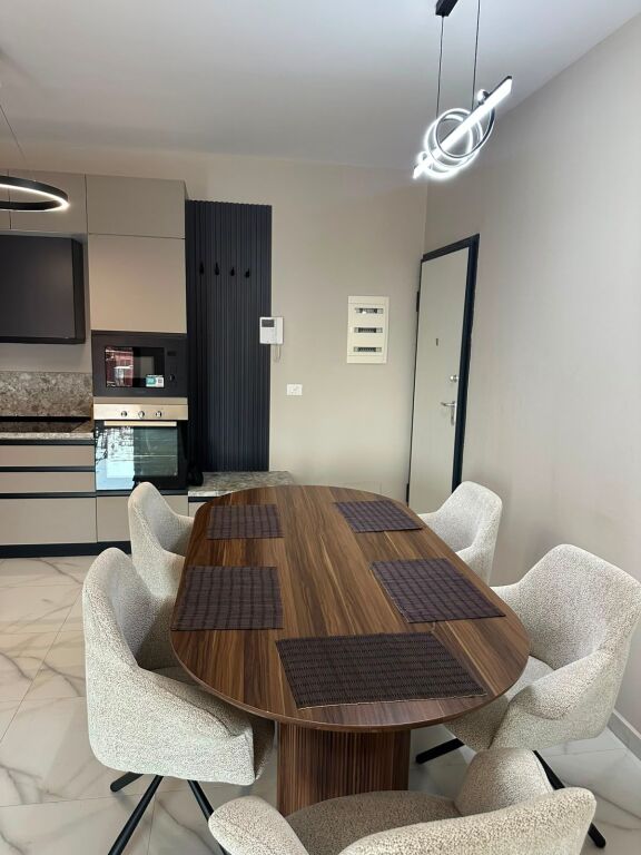 SUPER APARTAMENT 3+1+2 ME QIRA – RRUGA E KAVAJËS