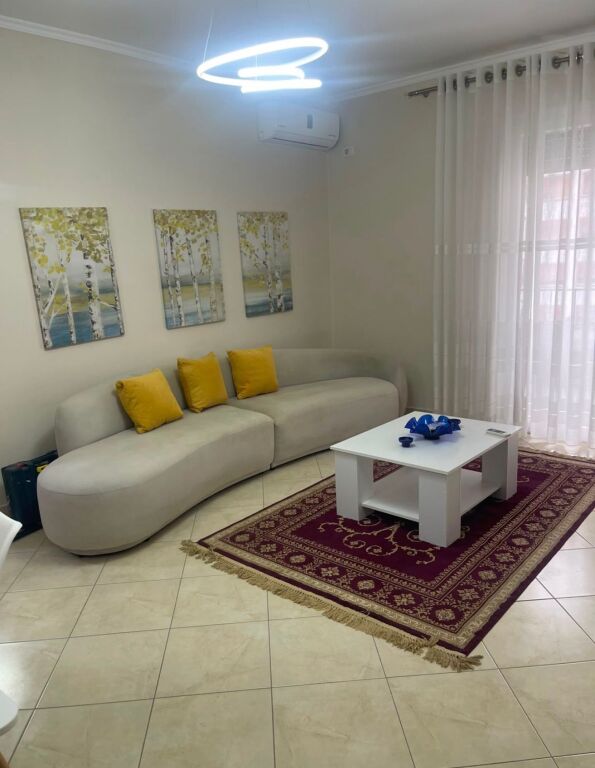 Stacioni i Trenit, jepet me qira apartament 1+1!