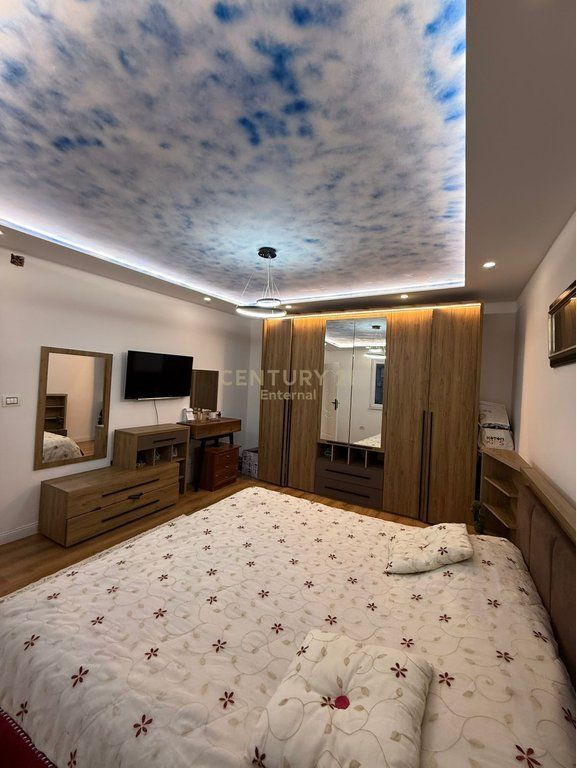PRIVATE HOUSE + SHOP FOR SALE | PORCELAN