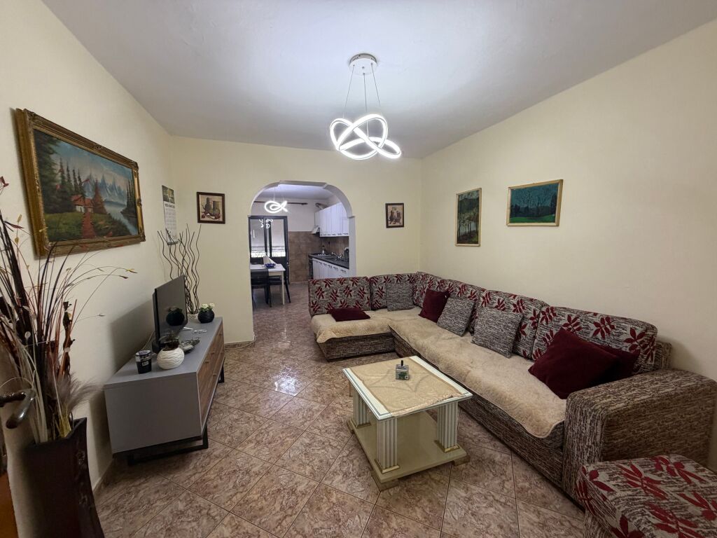 AFFITTASI APPARTAMENTO 2+1+2  📍 Posizione: Vicino al Vecchio Parco, vicino a Report Tv💶 Prezzo: 650 €/mese