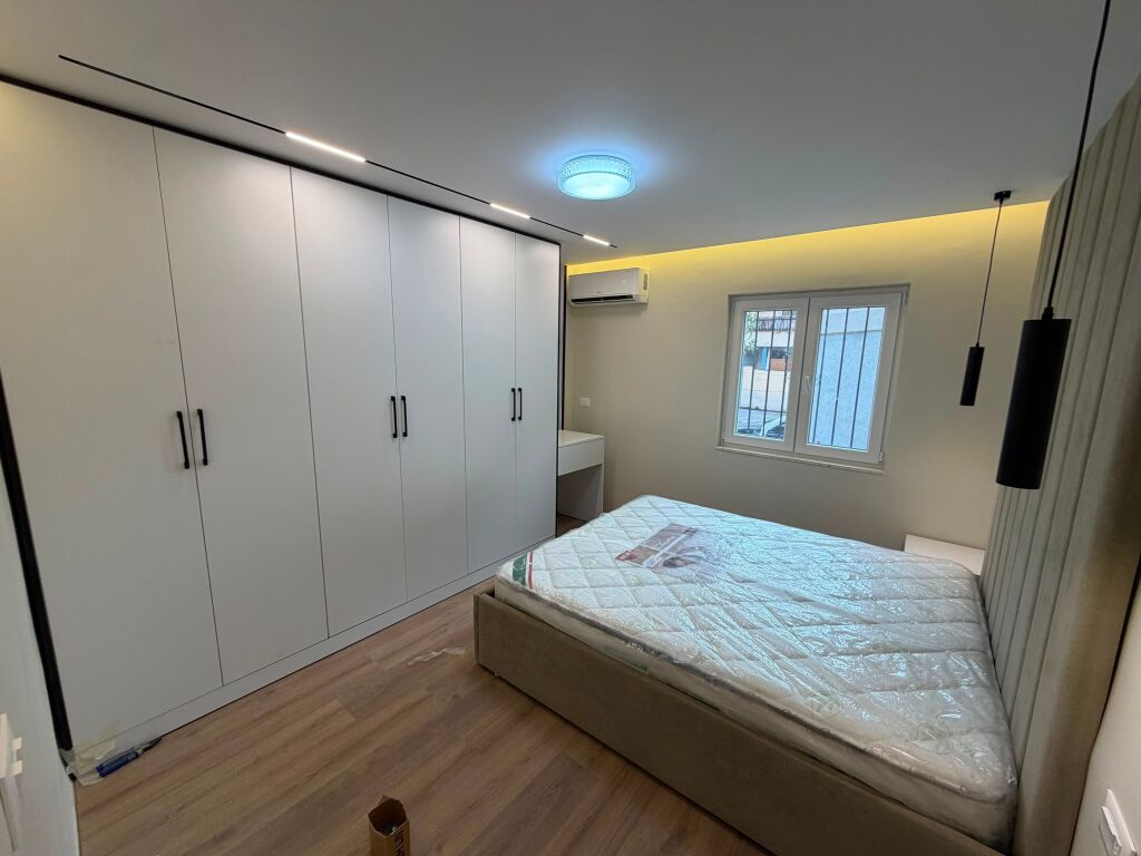 🏡 Shitet apartament 1+1, me verandë dhe parkim të sigurt përpara