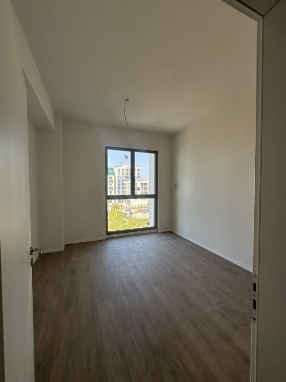 Shitet apartament 1+1 – Stacioni i Trenit, pranë Bulevardit !