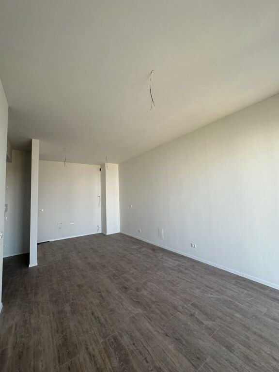 Shitet apartament 1+1 – Stacioni i Trenit, pranë Bulevardit !